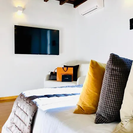 Palace Fontana Di Trevi Rome